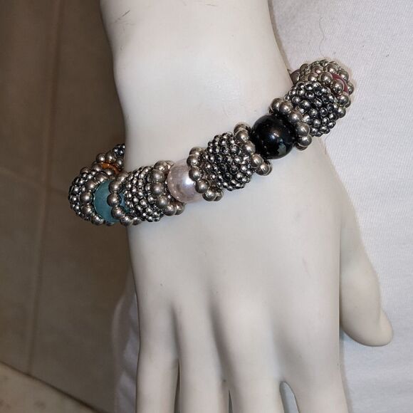 Chunky multi colored bead & silvertone bracelet - Picture 4 of 9